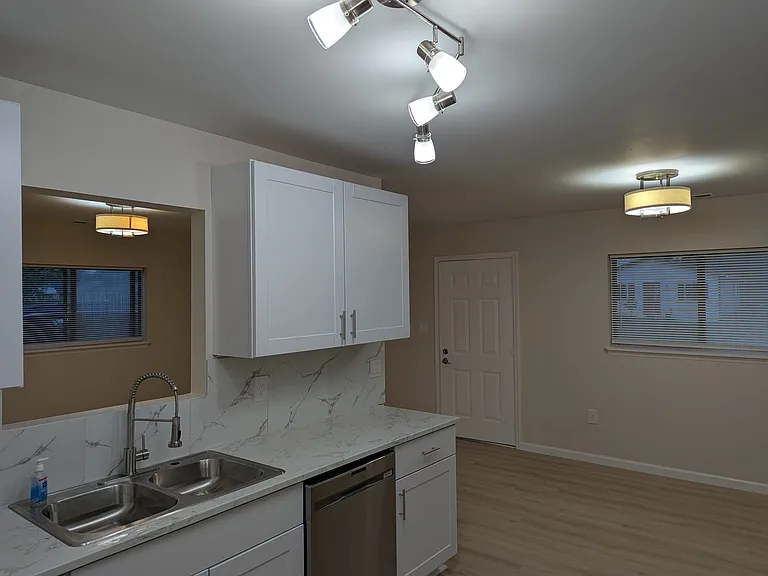 20732 Williamson St — Photo 4