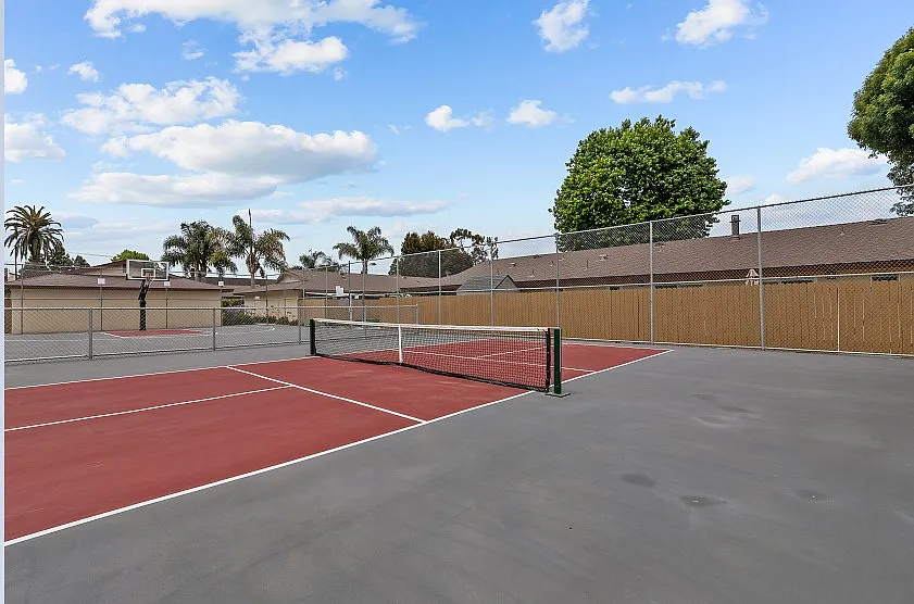Huntington Garden Apartments — Photo 3