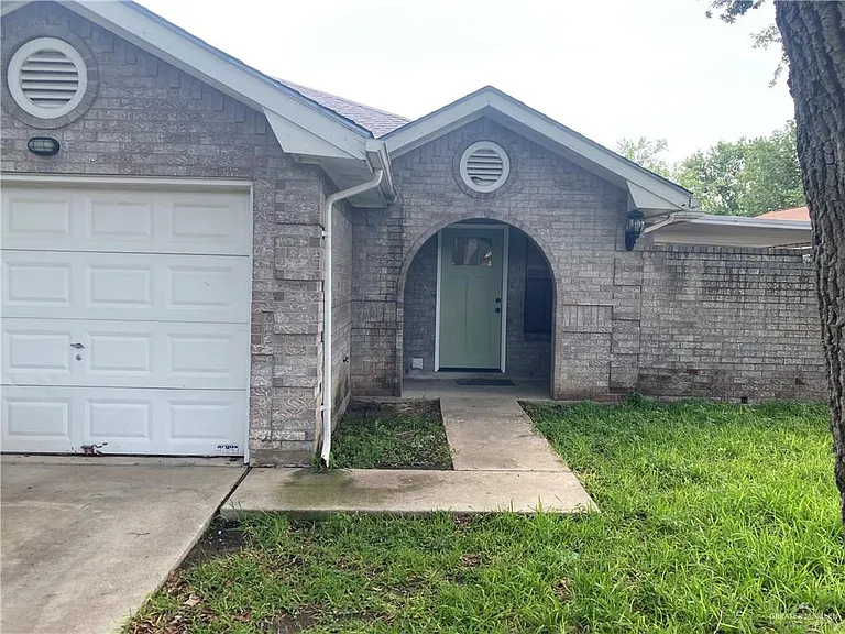 1918 Ash Cir — Photo 1