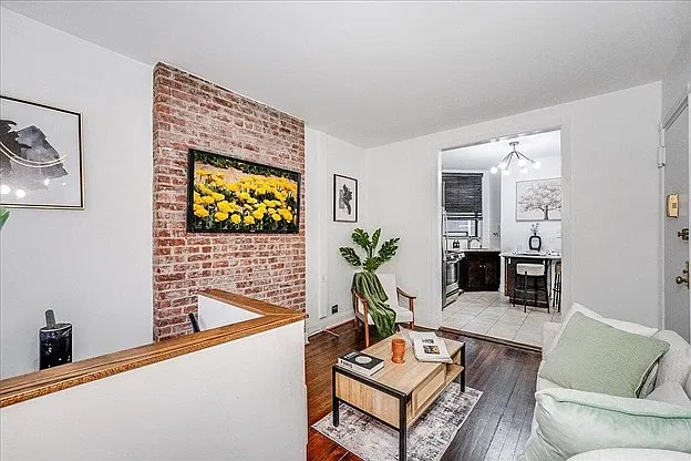2 bed, 906 sqft, $4,200 — Photo 3