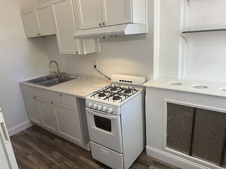 115 E 3rd St — Photo 7