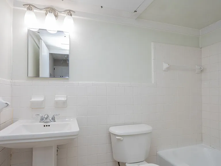 Elm Villa Apartments — Photo 4