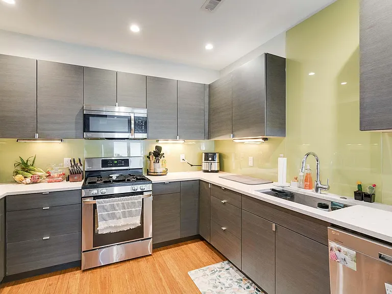 1637 Carpenter St #2 — Photo 5