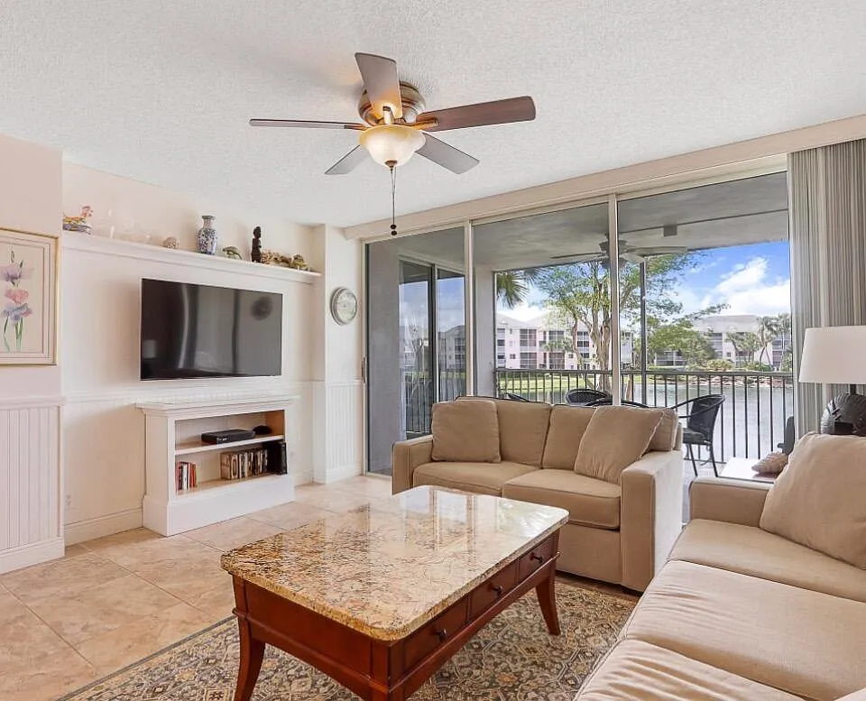 2 bed, 2.0 bath, 1056 sqft, $2,700 — Photo 2