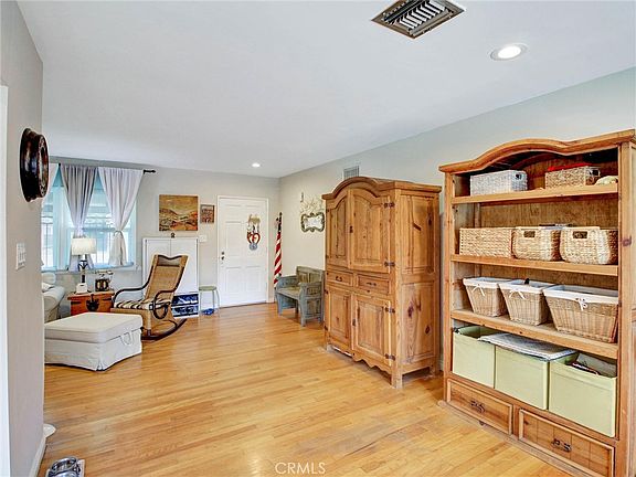 2nd image of 5505 Clybourn Ave