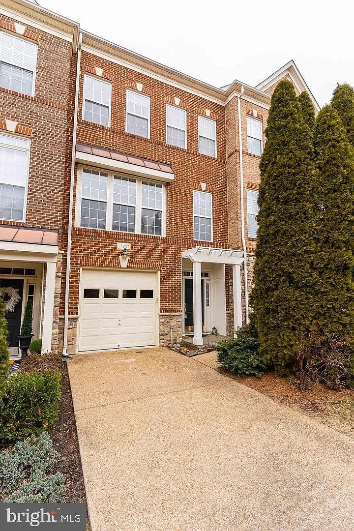 3 bed, 3.5 bath, 2264 sqft, $2,950 — Photo 2