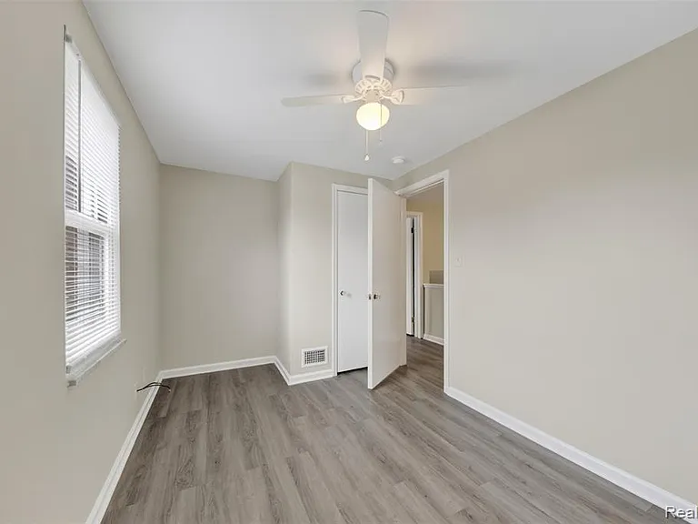 360 Parkview Dr — Photo 13