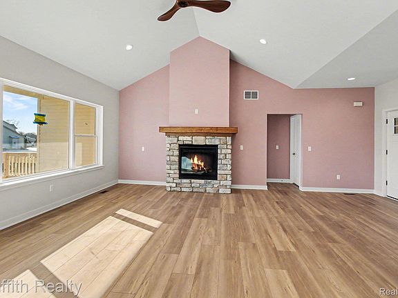 4th image of 2878 Clivedon Rd