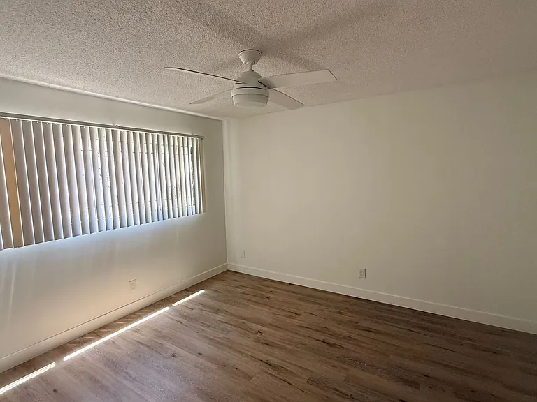 119 - 121 N Hillcrest Blvd — Photo 3
