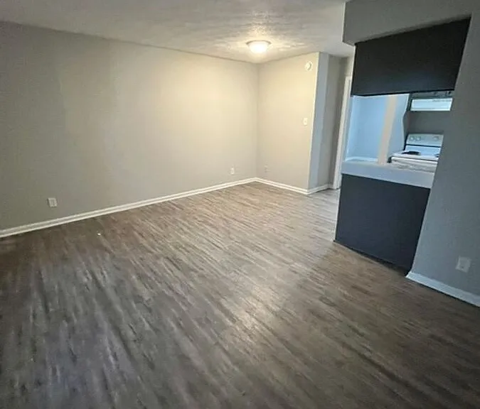 2021 Cambridge Dr #11 — Photo 2