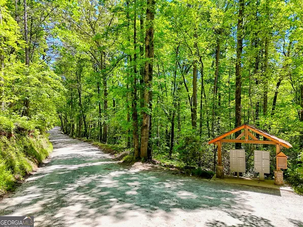 135 Whispering Dl, Clarkesville, GA 30523