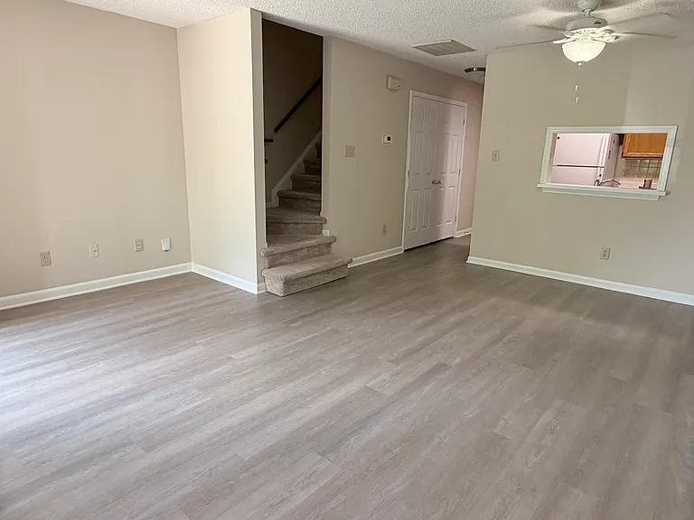 Living room/dining area
