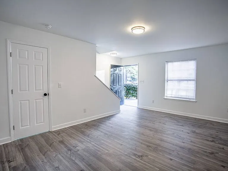 Country Club Apartments — Photo 19