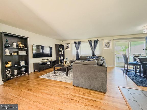 5th image of 292 Mackintosh Dr