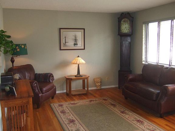 3rd image of 4861 Manitoba Rd