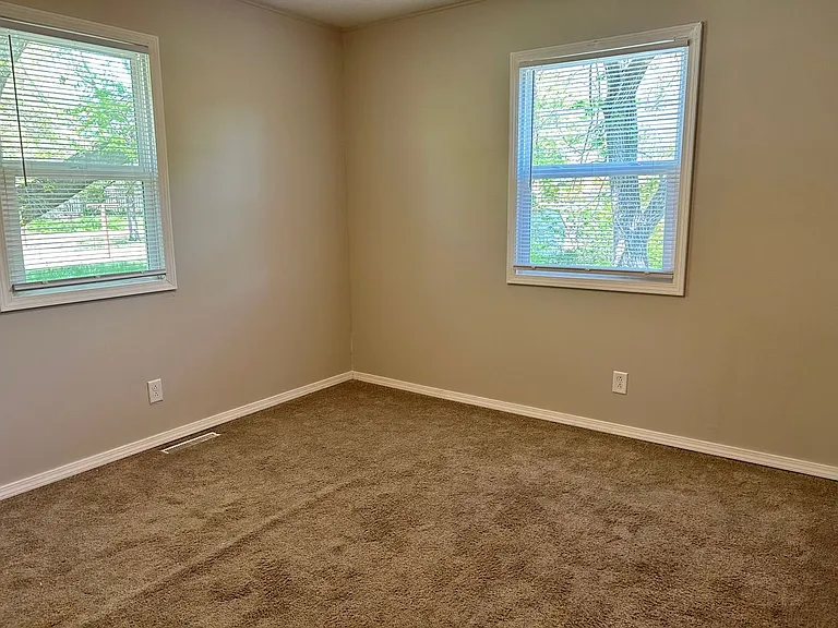 914 W Ash St — Photo 6