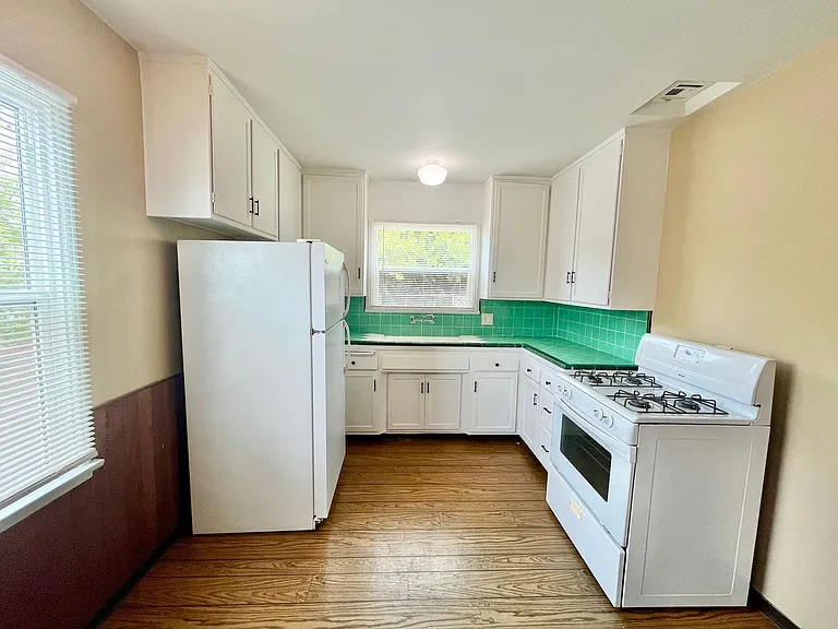1828 Rowan St — Photo 3