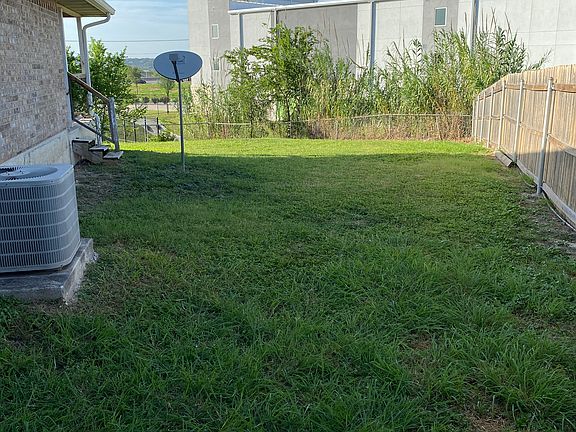 2720 Heynis N- Side yard with privacy fence