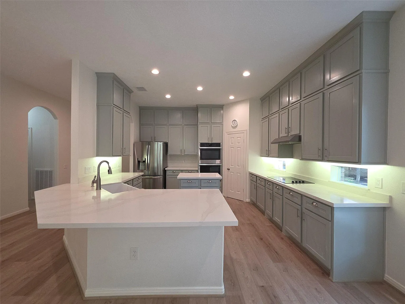 3 bed, 2.0 bath, 2499 sqft, $3,000 — Photo 3