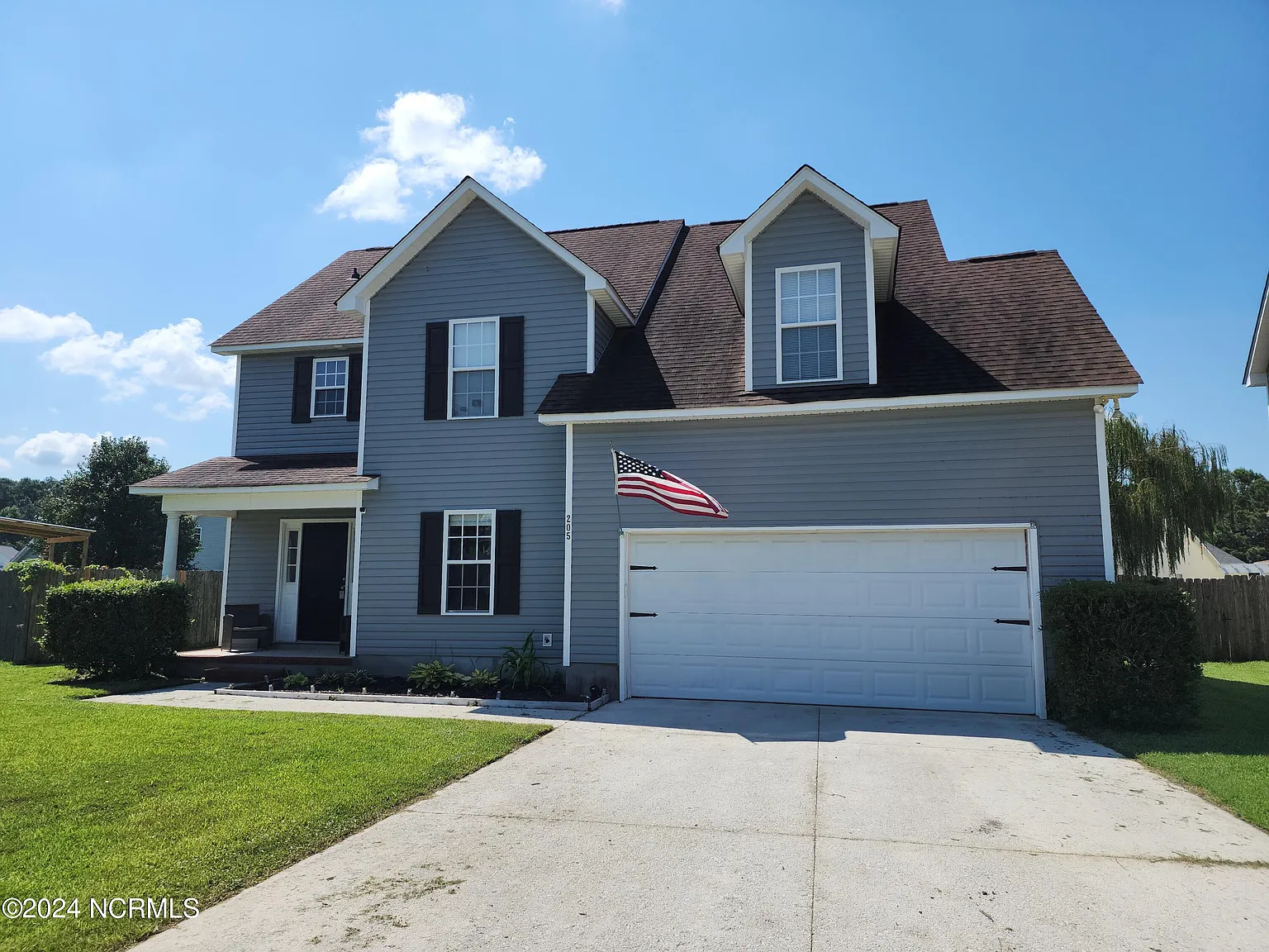 4 bed, 2.5 bath, 1918 sqft, $2,050 — Photo 2