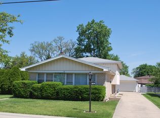 8240 W Ballard Rd, Niles, IL 60714