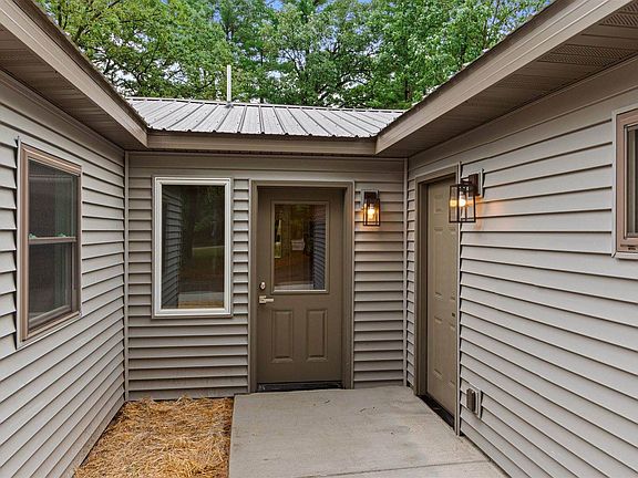 2nd image of 1690/1688/1686 S Aurora Ln