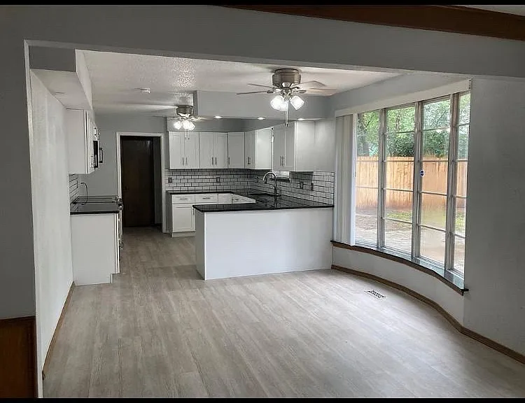 1216 Briarwood Dr — Photo 2