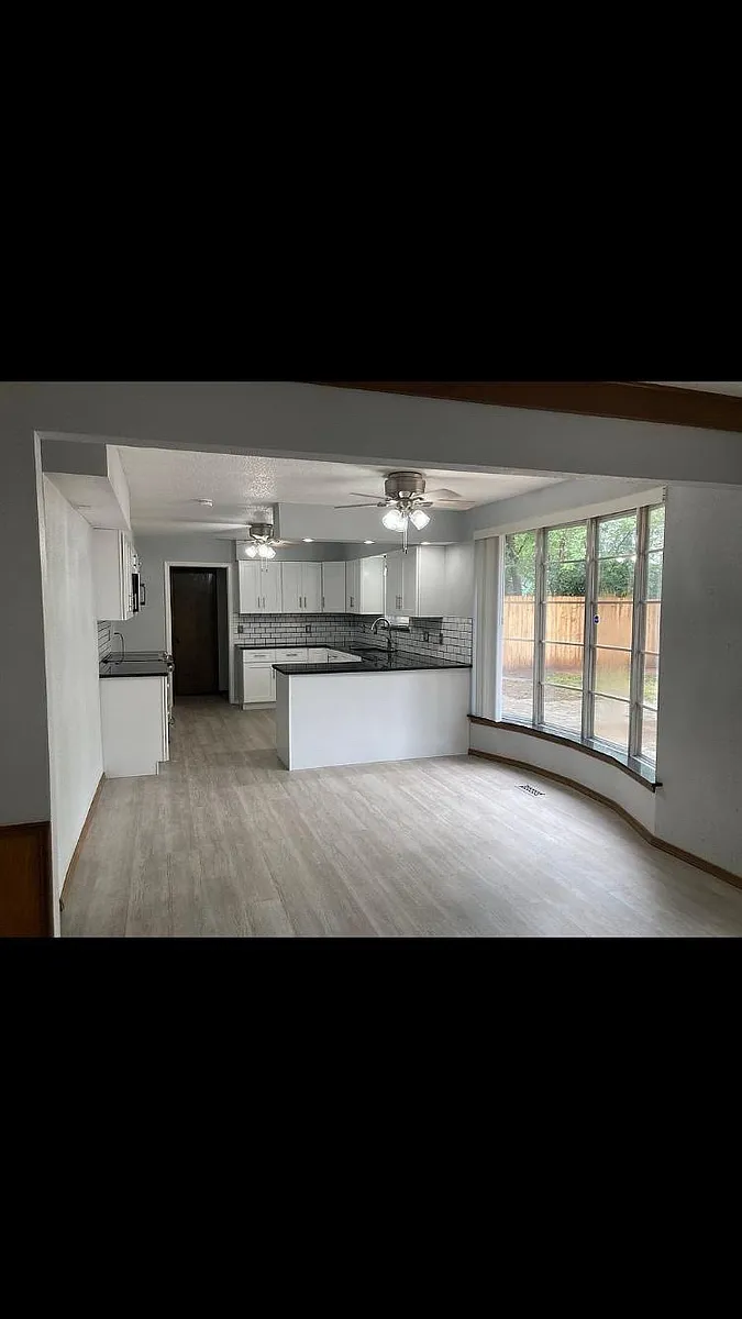 Building Photo - 1216 Briarwood Dr