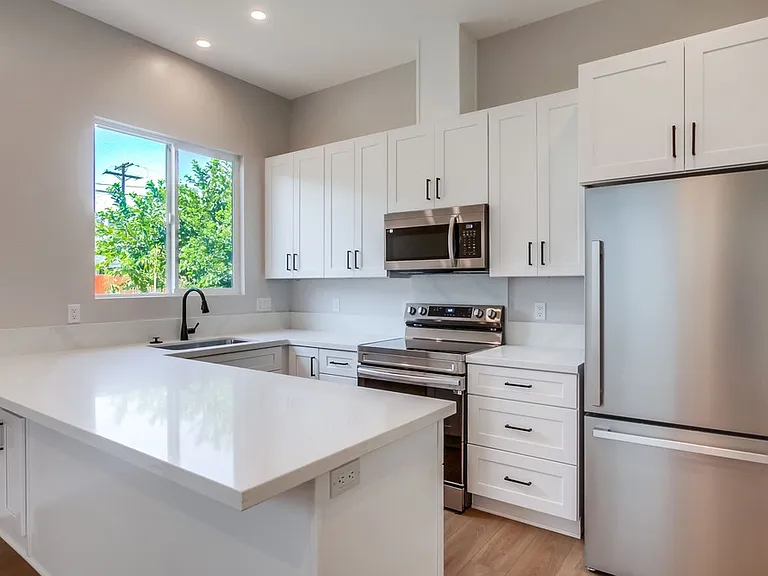 754 W 9th Ave — Photo 8