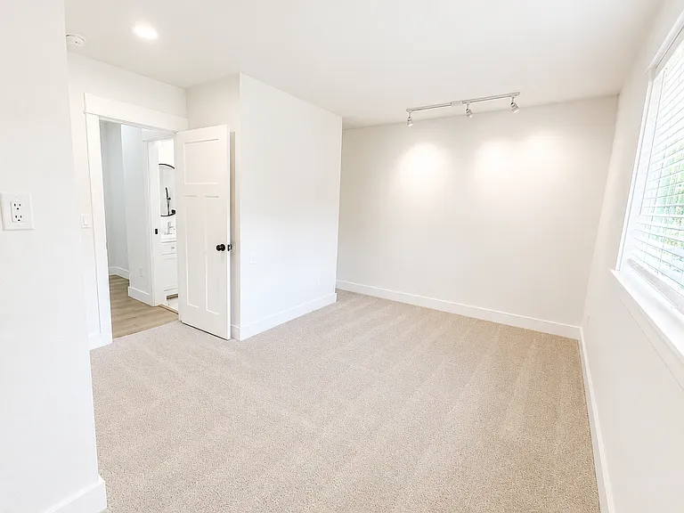 5910 NE 60th Ave — Photo 21