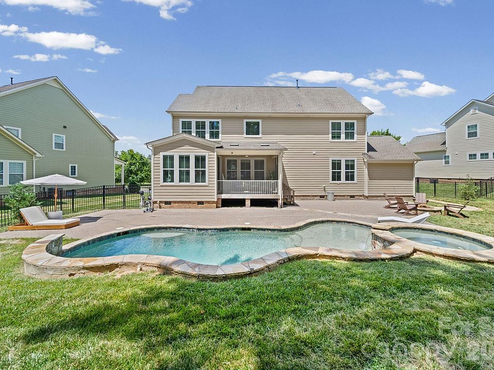 1st image of 163 Monteray Oaks Cir