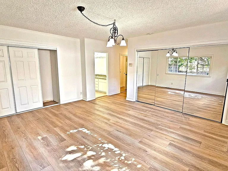 132 S La Peer Dr — Photo 27