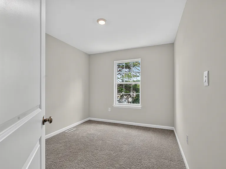 149 Essex Dr — Photo 36