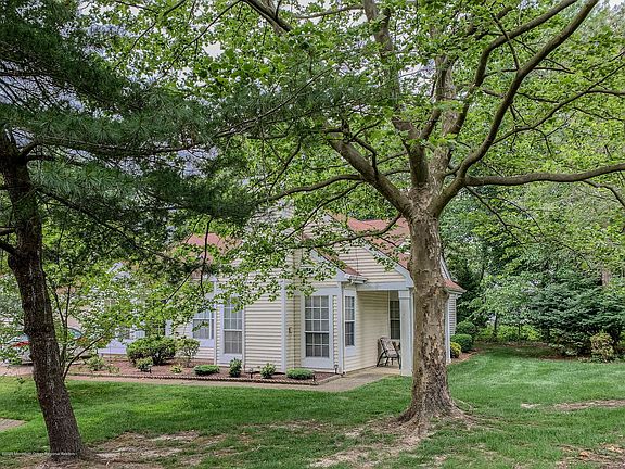 2nd image of 1002B Thornbury Ln