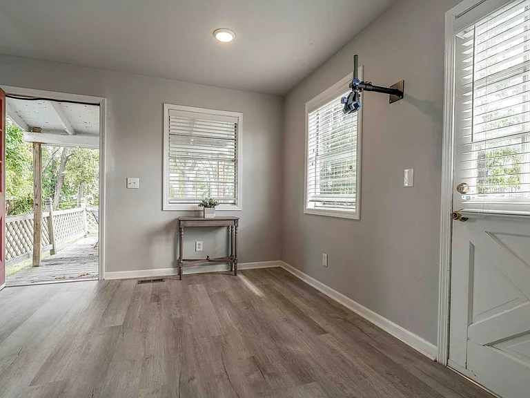 315 SW F St — Photo 10