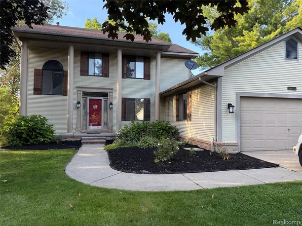 2732 Bayberry Dr, Waterford, MI 48329