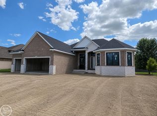 27176 Oxbow Lake Dr, Chesterfield, MI 48051
