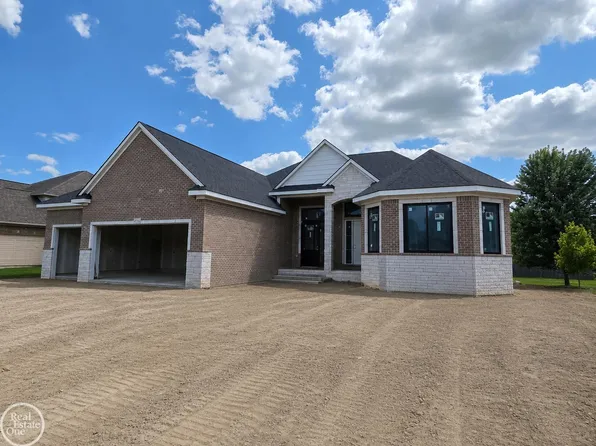 27176 Oxbow Lake Dr, Chesterfield, MI 48051