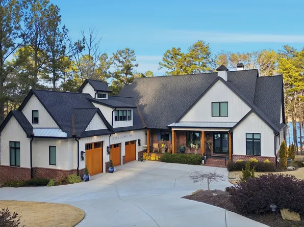 1198 N Edgewater Trl, Toccoa, GA 30577