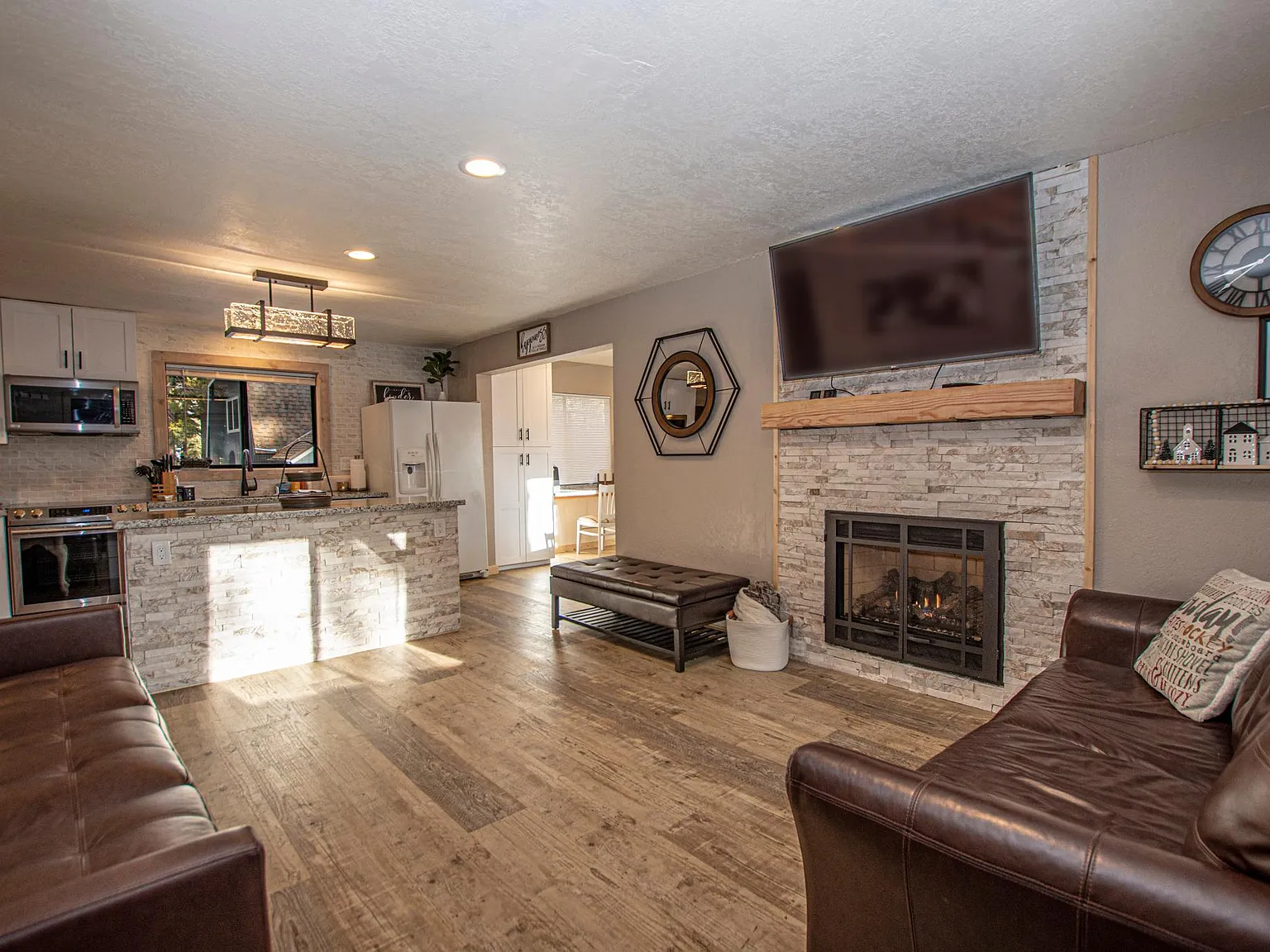 3 bed, 1365 sqft, $3,200 — Photo 2