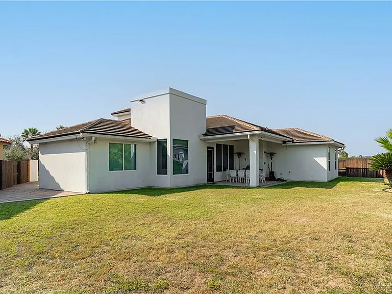 2707 El Jardin — Photo 17