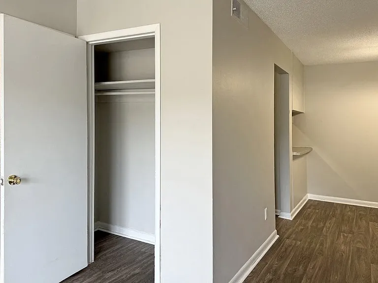 Spring Lake Cove Apartments — Photo 17