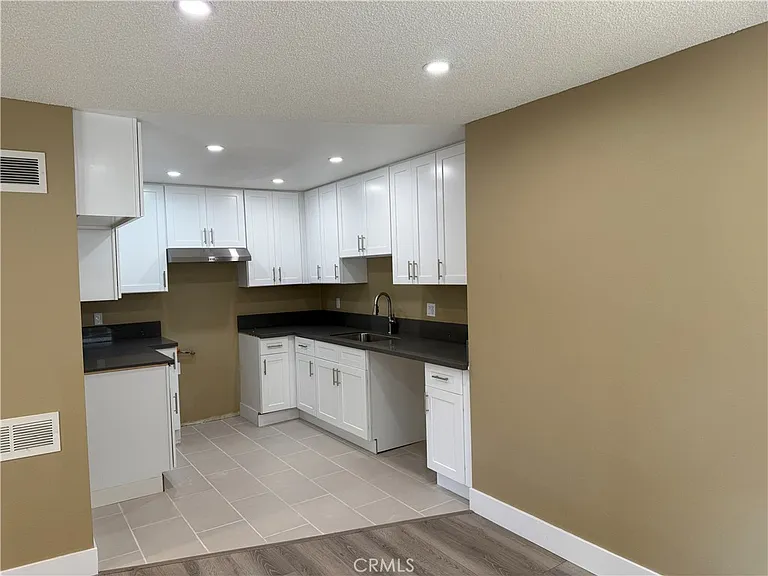 219 E Maple St #2 — Photo 6