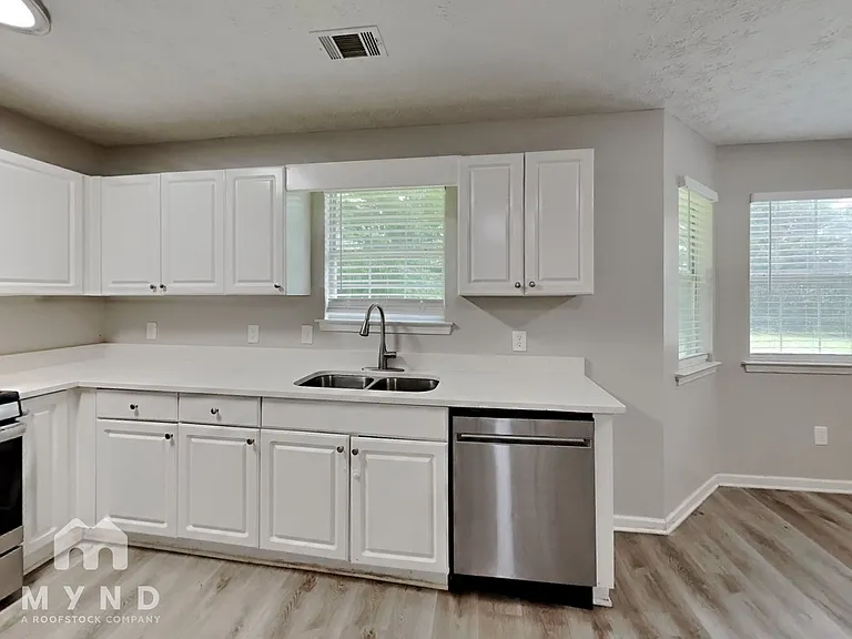 211 Nicki Ct — Photo 4