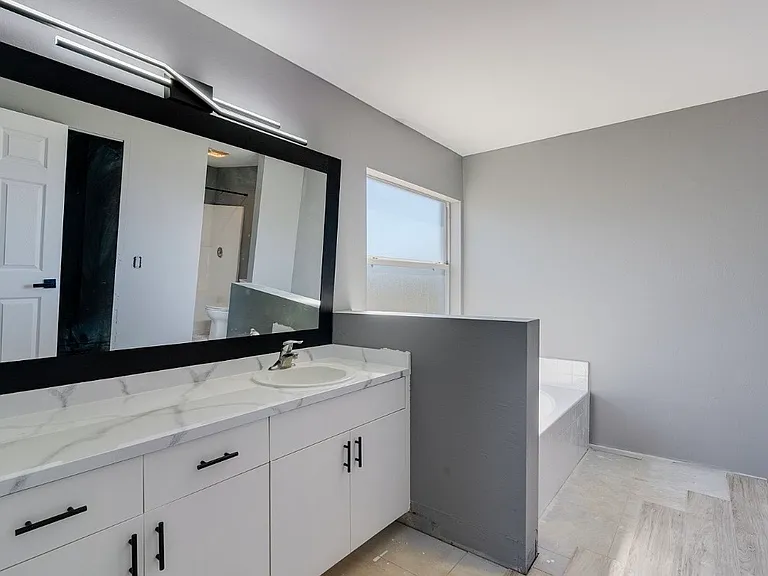 4305 NE 20th Pl — Photo 3