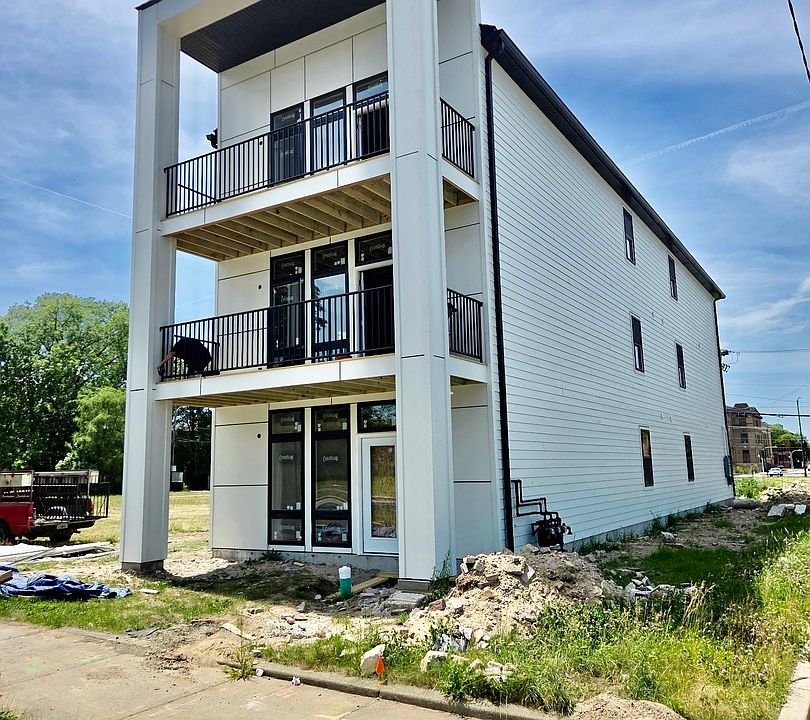 1st image of 5302 S Prairie Ave