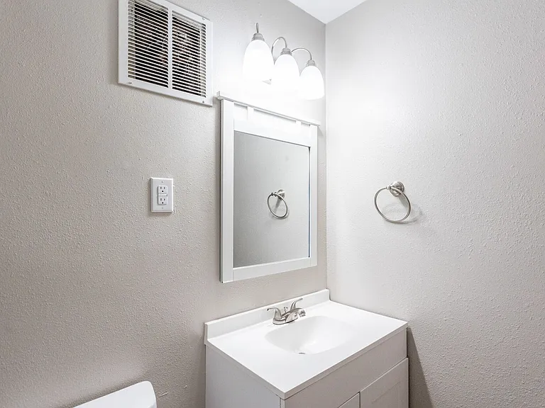 Newly Renovated Oak View Apartments — Photo 14