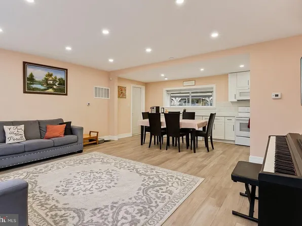 47 Plumbridge Dr, Levittown, PA 19056