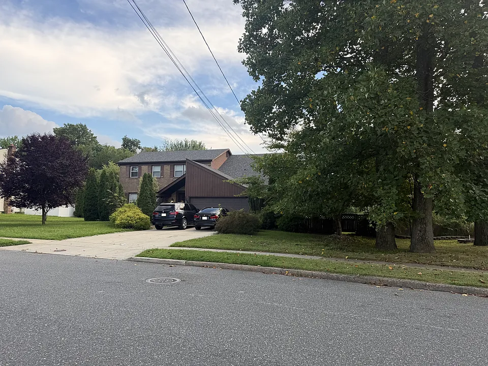 1703 Country Club Dr