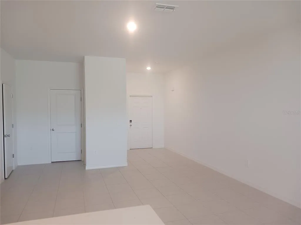 3 bed, 2.5 bath, 1666 sqft, $2,100 — Photo 2